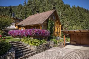 a house with a bunch of flowers in front of it at Ferienhaus Moarbach in Floronzo