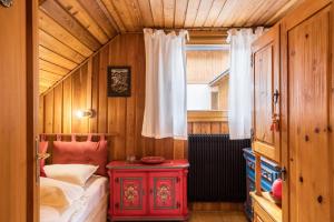 a bedroom with a bed and a table in a room at Ferienhaus Moarbach in Floronzo