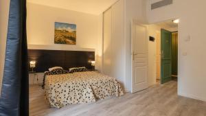 a bedroom with a bed and a painting on the wall at Virginia N104 - ST2 in Grasse