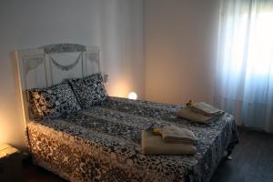 a bedroom with a bed with two towels on it at Casa do Sossego in Safara
