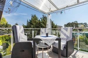 a patio with a table and chairs on a balcony at Ostseeblick in Kröslin