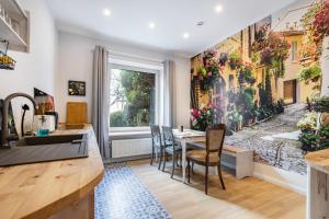 a kitchen and dining room with a large painting on the wall at Haevn Erholung,Wattenmeer &Wäldchen in Reußenköge