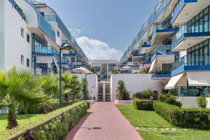 a walkway in front of a apartment building at Piso Castell in Castell de Ferro