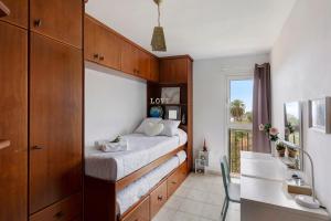 a small bedroom with a bed and a bathroom at Duplex India in Tacoronte