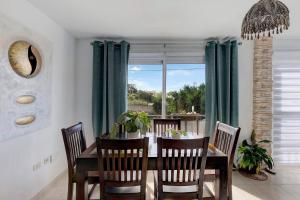 a dining room with a table and chairs and a window at Duplex India in Tacoronte