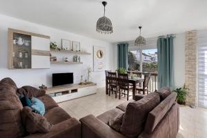 a living room with a couch and a dining room at Duplex India in Tacoronte