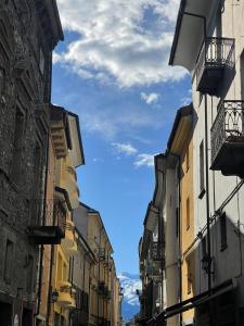 an alley between two buildings with the sky in the background at Mansarda le Chateau in Aymavilles