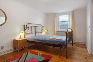 a bedroom with a bed and a window at Ferienwohnung Bett Und Buch in Lychen