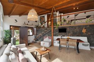a living room with a couch and a table at Casa Tajaraste 2 in Hermigua