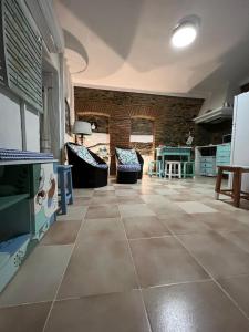 a large room with couches and a tile floor at Casa Do Mestre Lau in Terena
