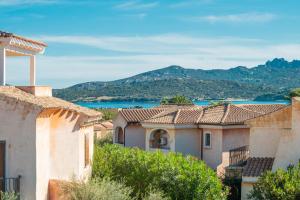 a row of houses with mountains in the background at Seahouserent in Cannigione
