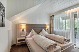 a bedroom with two beds and a window at Landhaus Kramer Meine Cardplus inkl in Willingen