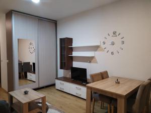 a living room with a wooden table and a dining room at Stan na dan in Svilajnac
