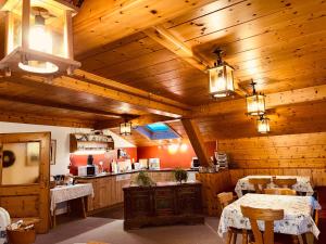 a dining room with wooden ceilings and a table and chairs at Residence Zirmer Wohnung Luft in Castelrotto