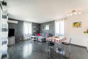 a living room with a table and a couch at Chalet en Provence in Sorgues