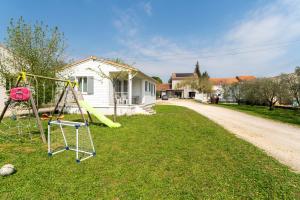 a playground in the yard of a house at Chalet en Provence in Sorgues