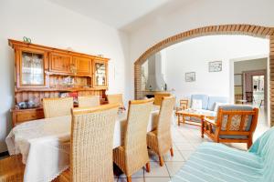 a kitchen and dining room with a table and chairs at Casa Rosa in Fluminimaggiore