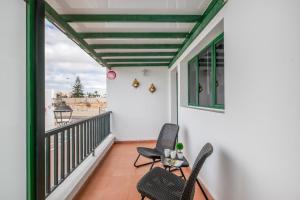 a balcony with two chairs and a table at Casa Barriguita 2 in Playa Blanca