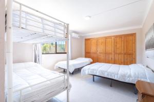 a bedroom with two bunk beds and a window at Castellana in Bicorp