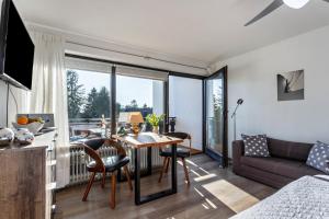 a living room with a couch and a table with chairs at Ferienwohnung Seebruck in Seebruck