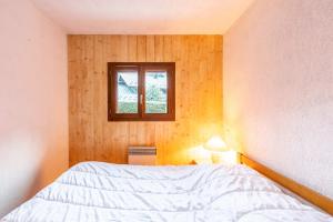 a bedroom with a bed and a window at Appartement Résidence Ours Blanc in Les Houches