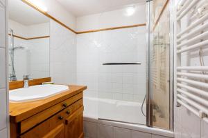a bathroom with a shower and a sink at Appartement Résidence Ours Blanc in Les Houches