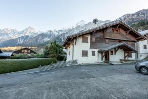 a car parked in a parking lot next to a building at Appartement Résidence Ours Blanc in Les Houches