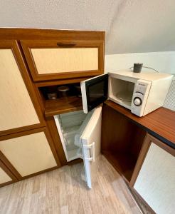 a microwave sitting on top of a counter at Ferienwohnung Fuldawiesen in Schlitz