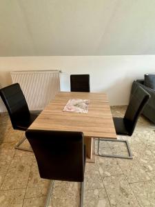 a table and chairs in a meeting room with a table and chairs at Ferienwohnung Fuldawiesen in Schlitz +11 photos