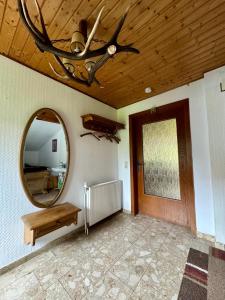 a room with a mirror and a wooden ceiling at Ferienwohnung Fuldawiesen in Schlitz