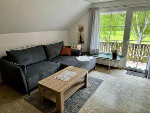 a living room with a couch and a coffee table at Ferienwohnung Fuldawiesen in Schlitz