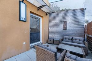 eine Terrasse mit Sofa, Tisch und Stühlen in der Unterkunft Fewo Al Backstuff in Hambuch + 15 Fotos