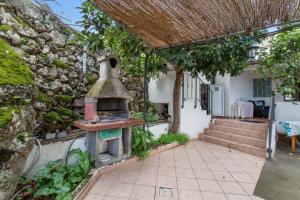 an outdoor kitchen in a house with a stone wall at Villa Alejo in Valsequillo