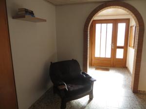 a black leather chair in a room with a door at Waldblick in Gellersen