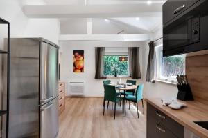 a kitchen and dining room with a table and chairs at Appartment Antilope im Würmtal in Gräfelfing