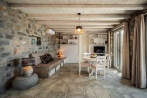 a living room with a couch and a table at Villa Vagia in Vayiá