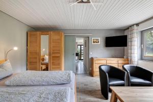a bedroom with a bed and a tv and a table at Ruhig Wohnen in Sulz in Sulz am Neckar