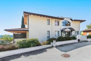 a large white house with a driveway at Appartamento Rocchetta in Salò