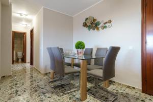a dining room with a table and chairs at Apartamento Carmen in Fuengirola