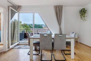 a dining room with a table and chairs and a balcony at Ferienwohnung Berti in Heeßen