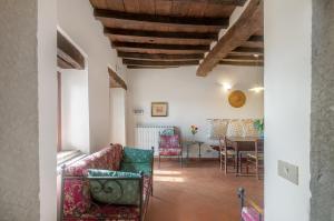 a living room with a couch and a table at Universal Harmony - Cardellino in Dicomano
