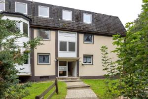 an exterior view of a house with white windows at Ferienwohnung Berti in Heeßen