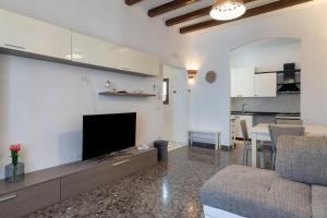 a living room with a couch and a flat screen tv at Rosa dei Venti Grottaglie in Grottaglie