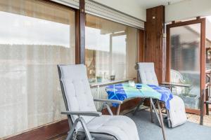 a patio with a table and chairs on a balcony at Ferienwohnung Nina in Schönwald