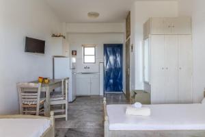 a small room with two beds and a kitchen at Perasma Studio 3 in Kipri