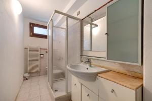 a bathroom with a sink and a shower at Casa chicken - mare, monti e bikers in Finale Ligure +16 photos
