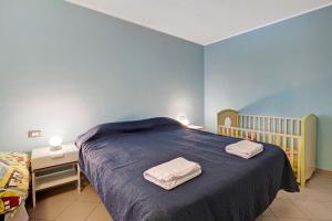 a bedroom with a bed with two towels on it at Casa chicken - mare, monti e bikers in Finale Ligure