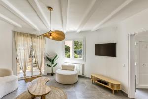 a living room with a couch and a tv at Villa de Luxe à Begur Vue Mer in Begur