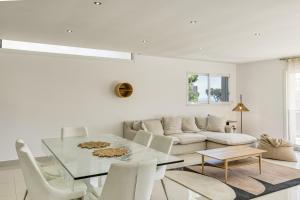 a white living room with a table and a couch at Villa de Luxe à Begur Vue Mer in Begur