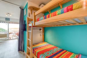 a bunk bed room with two bunk beds in a house at Les Ptits Loups, le Grau d'Agde in Le Grau-dʼAgde